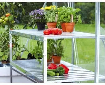 Aluminiumstisch mit zusätzlichem Regal 52 x 120 cm.